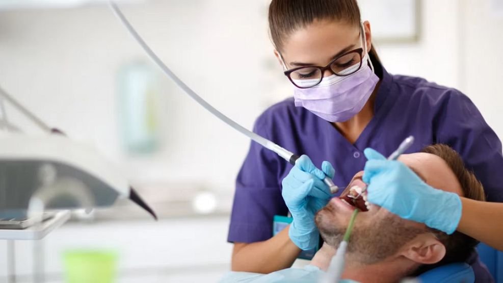 odontologo trabajando en consultorio 1618934